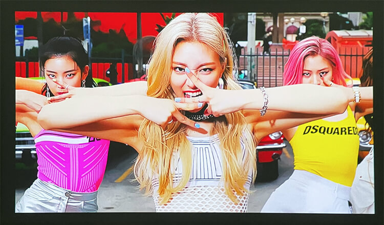 高亮度 1200 流明，<br>3W×2 立體聲。